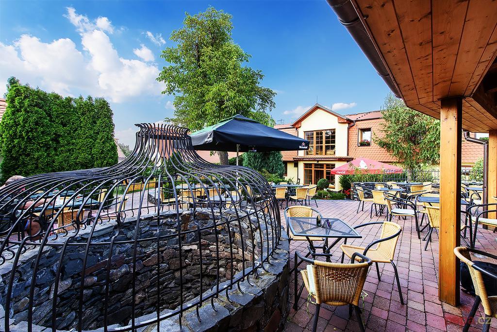Restaurace A Penzion U Palecku Skutec Exterior photo